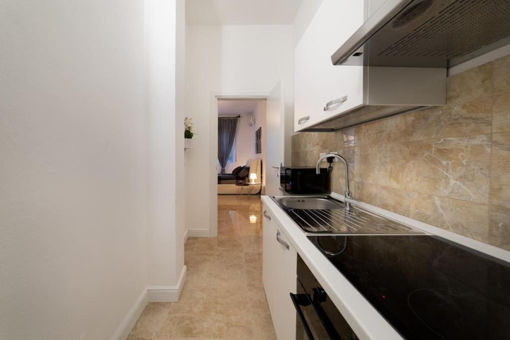 San Babila - Luxury Milanese Apartment Milão Exterior foto